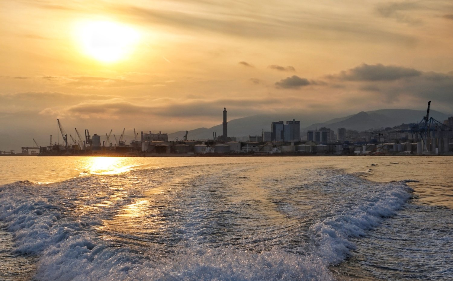 Genova dal mare al tramonto